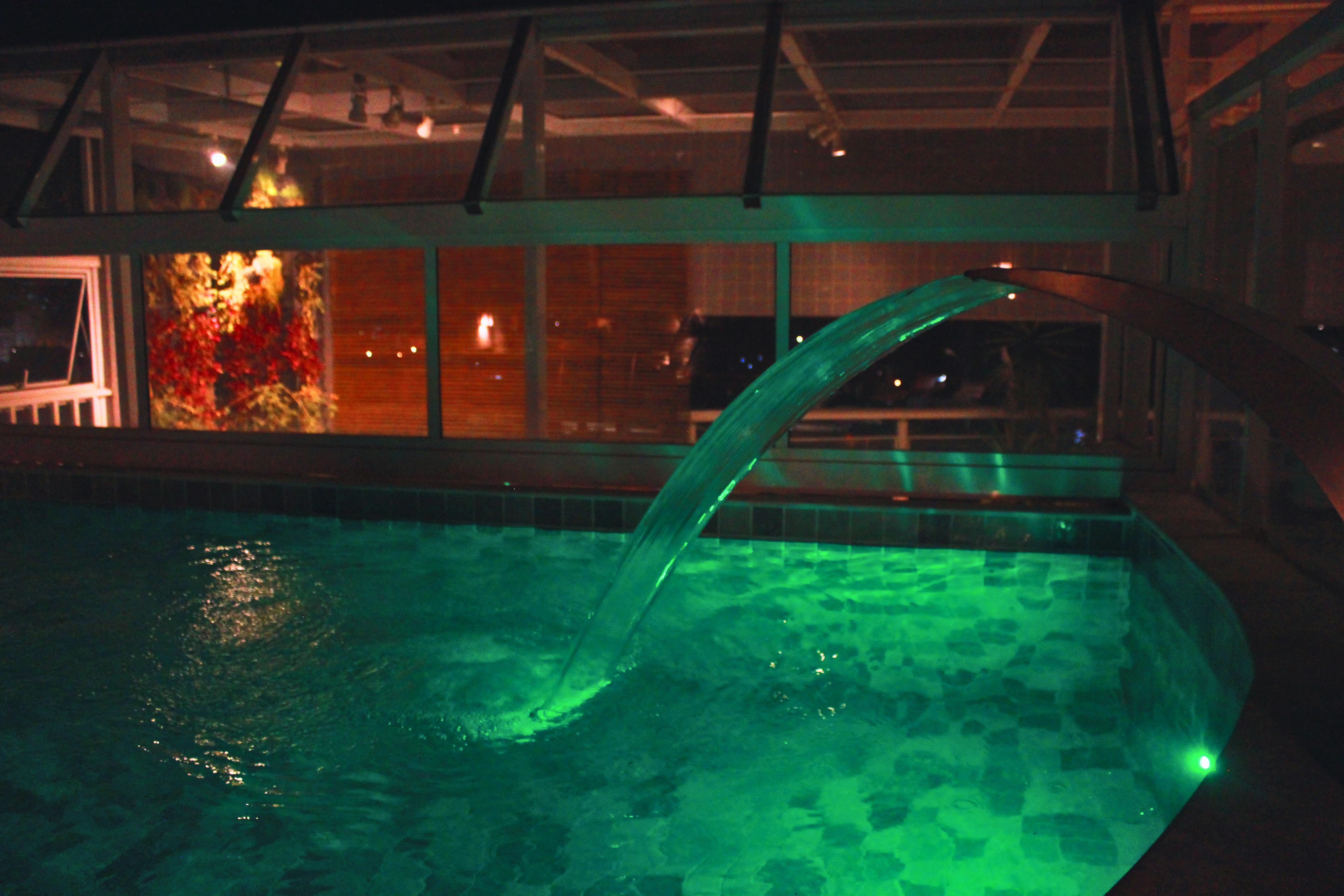 Gontijo Inn Hotel Itajubá Exteriör bild The indoor pool at night