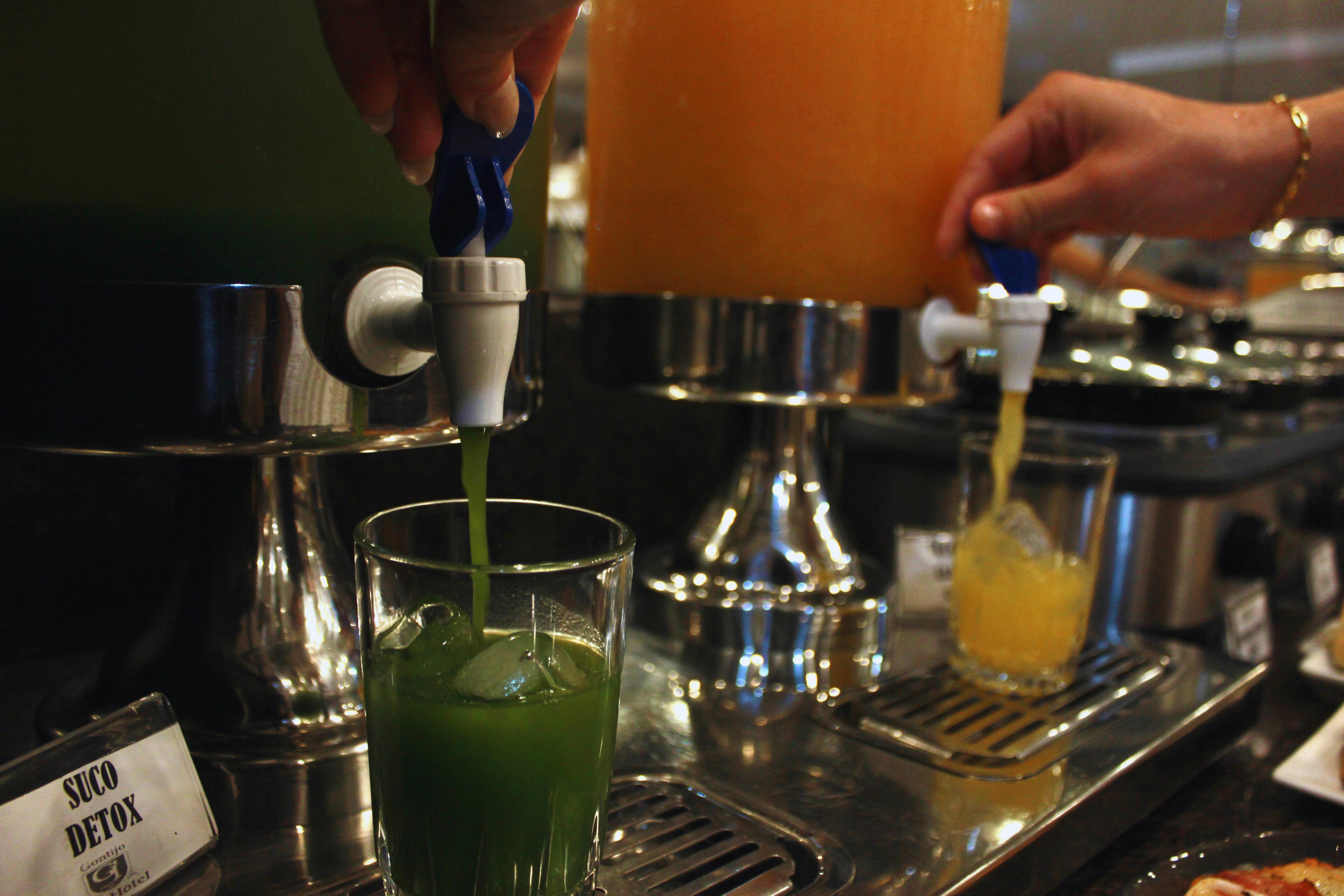 Gontijo Inn Hotel Itajubá Exteriör bild Wheatgrass juice being dispensed