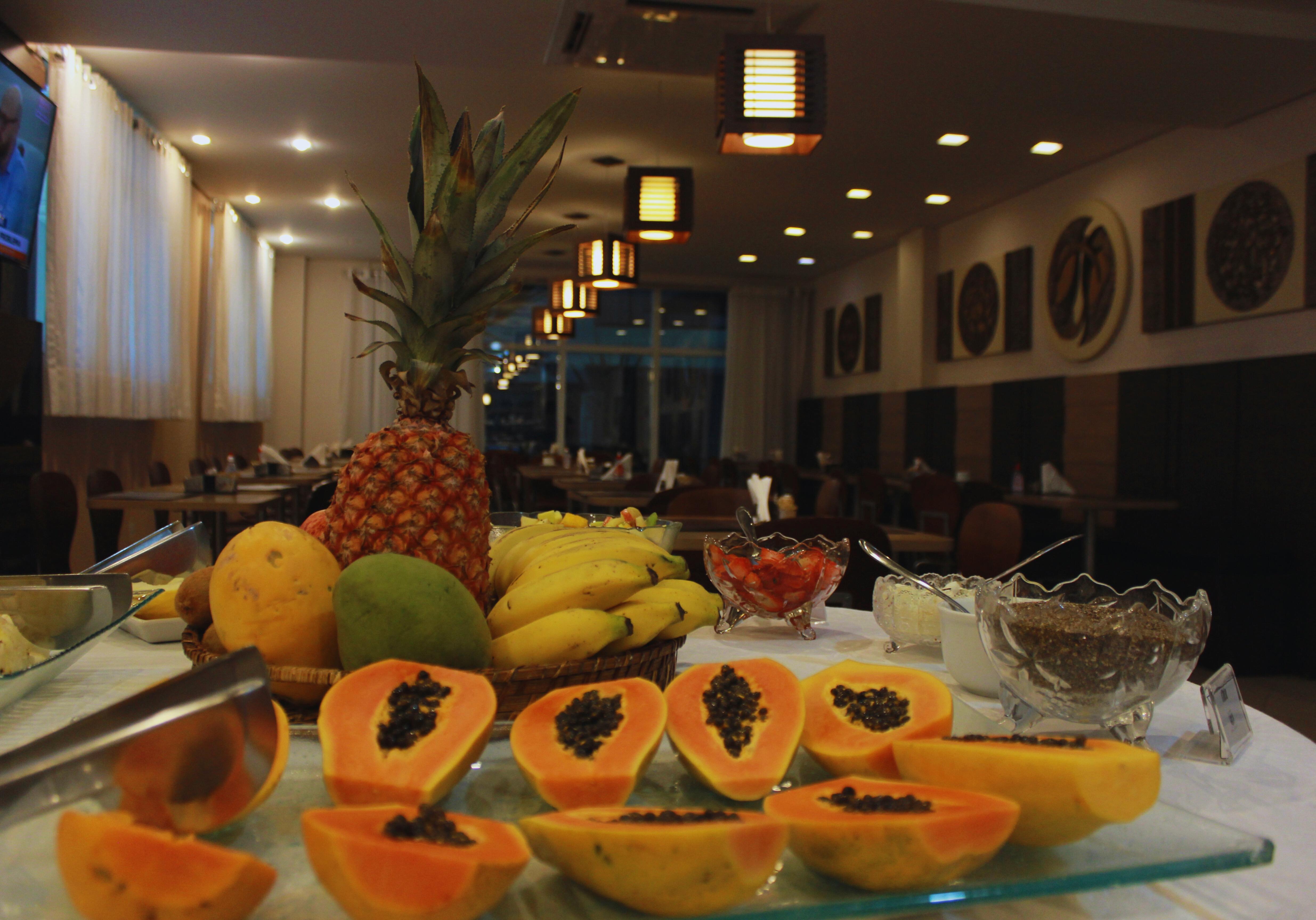 Gontijo Inn Hotel Itajubá Exteriör bild A fruit buffet