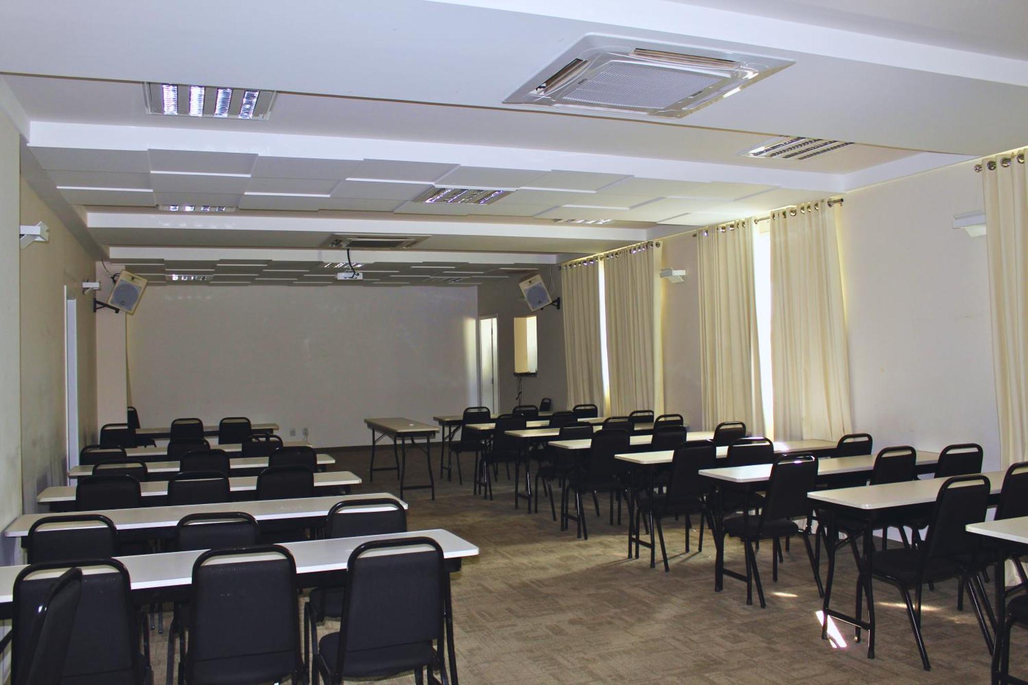 Gontijo Inn Hotel Itajubá Exteriör bild A typical classroom at the university