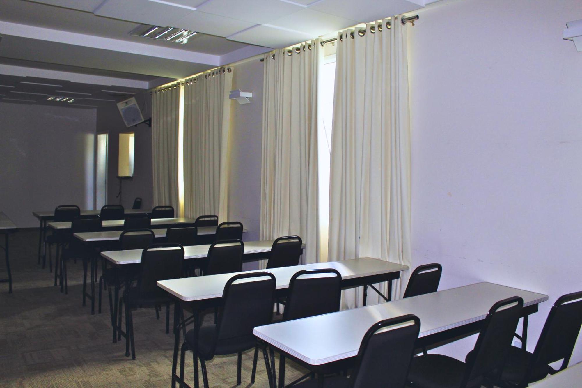 Gontijo Inn Hotel Itajubá Exteriör bild A typical classroom at the university