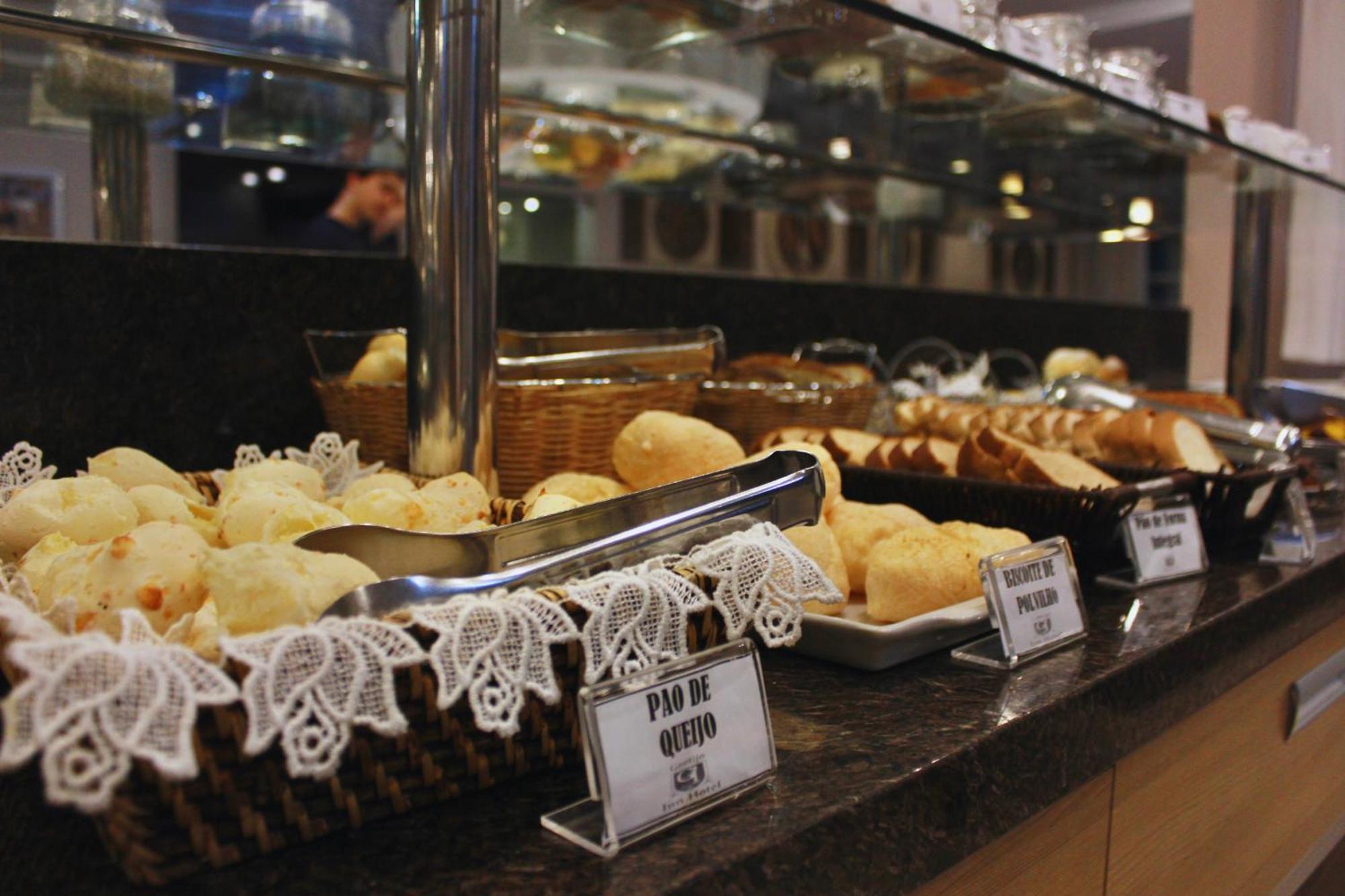 Gontijo Inn Hotel Itajubá Exteriör bild Pão de queijo at a buffet