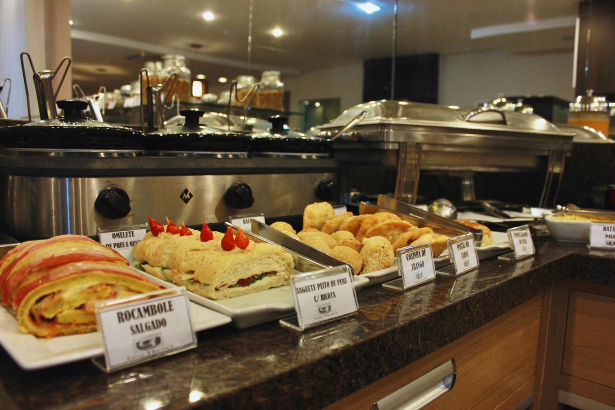Gontijo Inn Hotel Itajubá Exteriör bild A buffet at a hotel